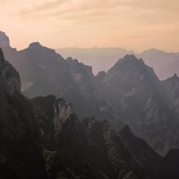 内容核验编辑的工作照，桌前摆放着尺寸对照表与多张证件照样品